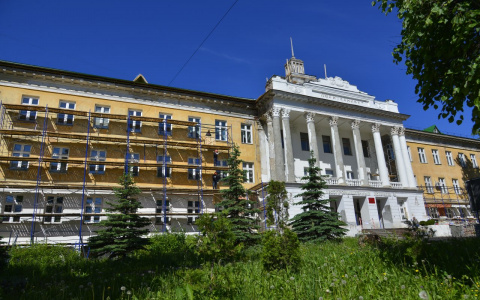 У Лесопромышленного колледжа в Кирове начали реставрировать фасад