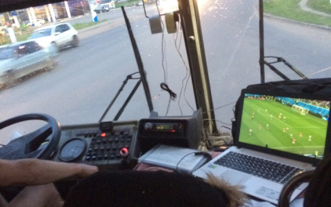 В Кирове накажут водителя автобуса, который смотрел футбол во время работы