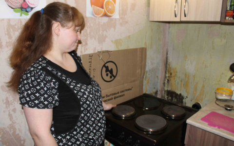 В Кирове квартира, где живет семья с маленькими детьми, зарастает плесенью