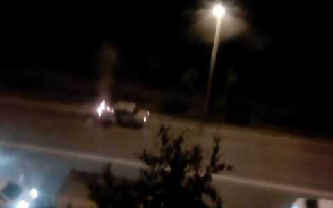 Видео: ночью на проспекте Строителей загорелась "Лада"