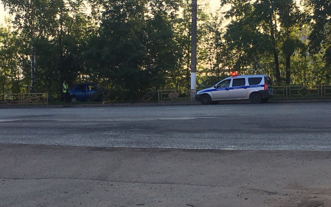 Ночью на Октябрьском проспекте иномарка снесла ограждения и вылетела на тротуар