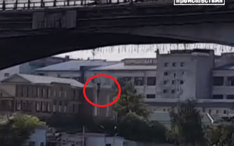 В Кирове молодой человек прыгнул со Старого моста в реку