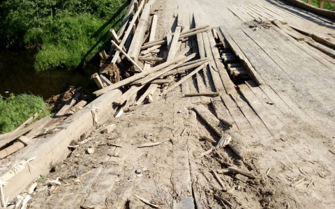 В Кировской области грузовик упал в реку с аварийного моста