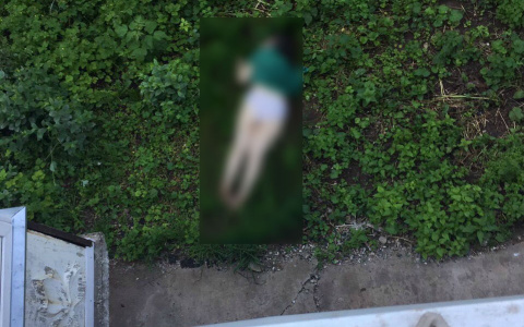 На Юго-Западе из окна 4 этажа выпала женщина