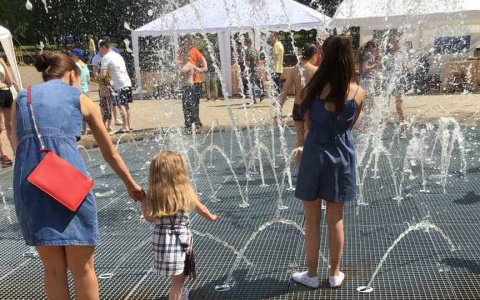 Из нового фонтана в Кочуровском парке достали несколько килограммов мусора