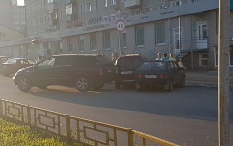 В Радужном женщина за рулем иномарки совершила двойное ДТП