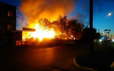 В Кирове ночью произошел крупный пожар: на месте работали более 30 спасателей