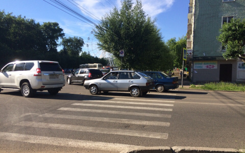На Октябрьском проспекте сбили девушку на «зебре»: пострадавшую увезли на скорой