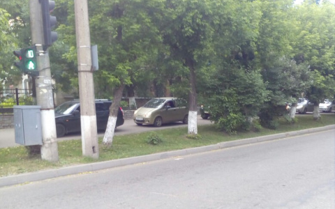 Водители объезжали пробку на Октябрьском проспекте по тротуару