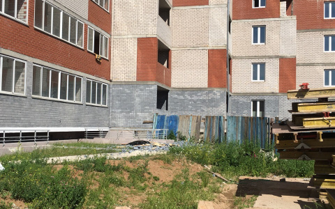 В Кирове с высоты 20 этажа упали двое рабочих: следователи организовали проверку