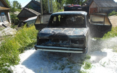 В Кировской области подростки развели костер в багажнике автомобиля