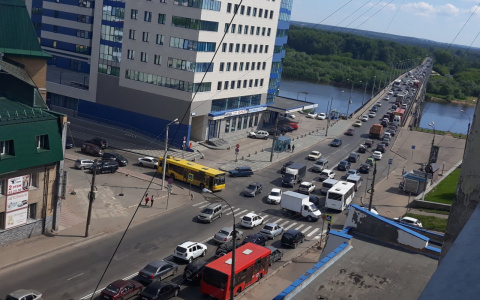 В Кирове в районе старого моста огромная пробка