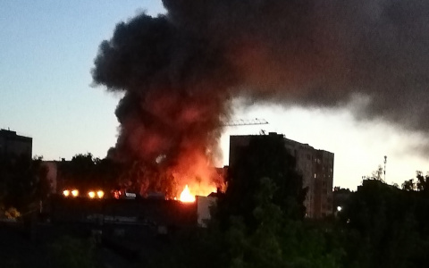 Ночью в Кирове сгорел деревянный дом