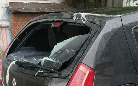 В Кирове девушке разбили стекло автомобиля за парковку на чужом месте