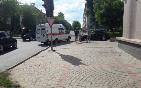 В центре Кирова столкнулись Nissan и SsangYong: есть пострадавшие