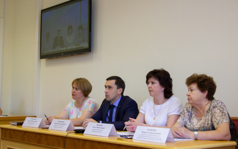 Кировским педагогам увеличили оклад