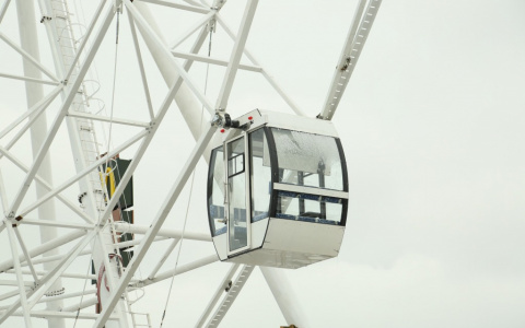 Известно, почему внезапно остановилось колесо обозрения у цирка в Кирове