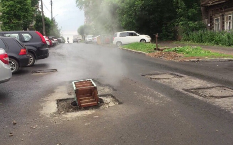 На Володарского рабочие при укладке асфальта повредили теплотрассу