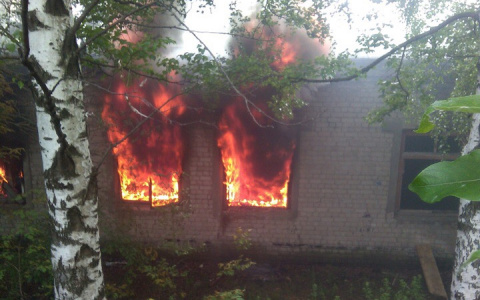 В Кирове снова горит заброшенное здание КВАТУ