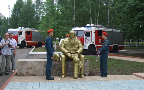 В Кирове открыли памятник погибшим спасателям