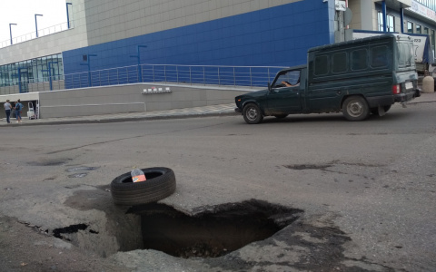 В Кирове у бизнес-центра обвалился асфальт: яма растет каждый день