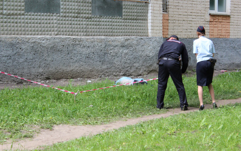 В Кирове женщина выпала с 9 этажа во время мытья окон