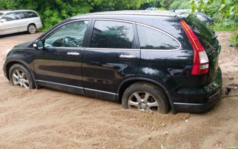 После грозы в Кирове 6 машин застряли в зыбучих песках