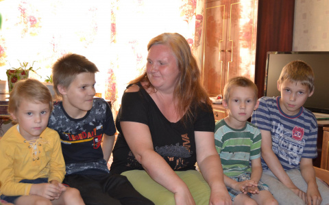 "Сыновья просят мяса, дочь муки, а денег хватает лишь на макароны": один день из жизни многодетной семьи в Чепецке