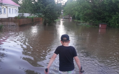 Фоторепортаж: в Кировской области из-за сильных ливней полностью затопило поселок