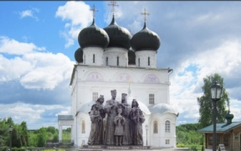 Юрист потребует завести дело на митрополита, если памятник царской семье установят у Серафимовского собора