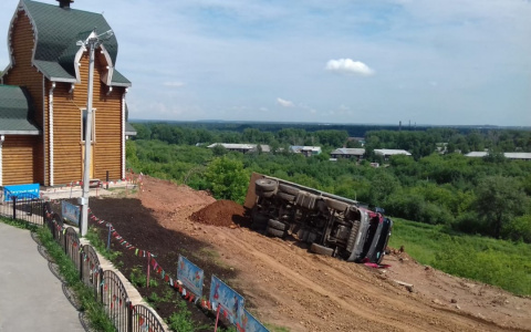 На территории центра отдыха во время работы опрокинулся самосвал