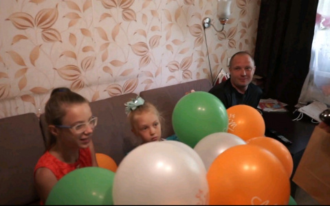 "В крепких семьях - счастливые дети": медицинский центр приехал с подарками к семье с пятью детьми