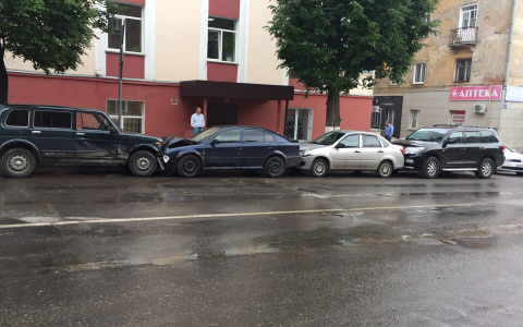 Что обсуждают: массовое ДТП у Театралки и продолжение истории 14-летней пироманки