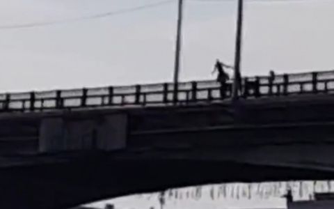 В Кирове со старого моста в реку прыгнули двое мужчин