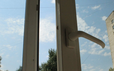 В Кирове девочка выпала из окна: ребенка увезли в больницу