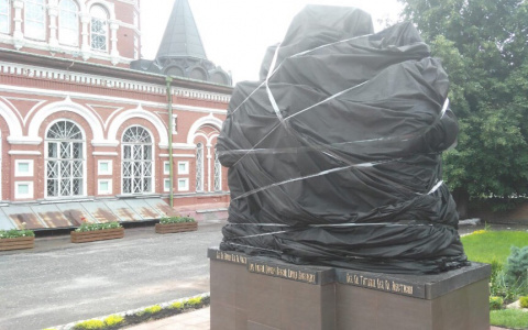 В Кирове поставили памятник царской семье у Серафимовского собора