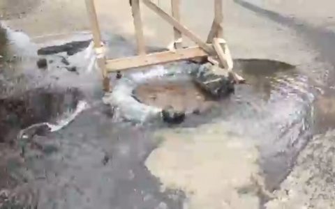На Володарского прорвало колодец с холодной водой