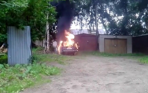 Видео: в Кирове от пожара взорвался автомобиль