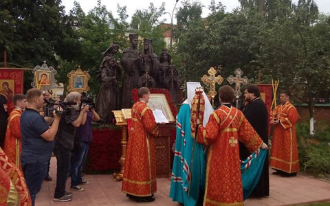 В Кирове состоялось торжественное открытие памятника царской семье