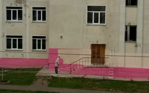 Власти объяснили, почему фундамент школы в Кирове покрасили в ярко-розовый