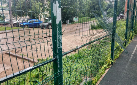 Активисты нашли в Кирове несколько опасных детских площадок