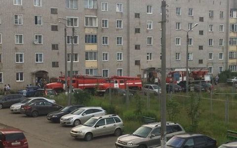 Во время пожара в Кирове спасатели массово эвакуировали жильцов пятиэтажки