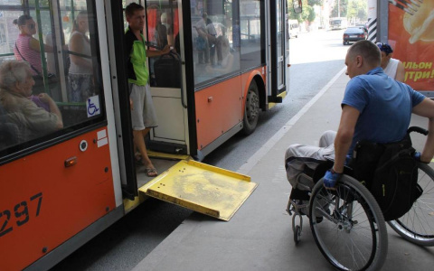 В Кирове отремонтируют бордюры и автобусы, чтобы создать доступную среду