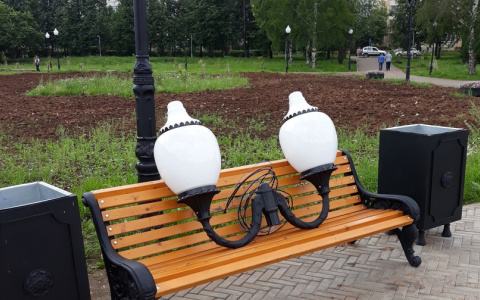 В Кочуровском парке упал и сломался новый  фонарь