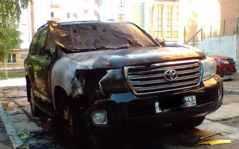 Ночью в Кирове вспыхнула Toyota Land Cruiser