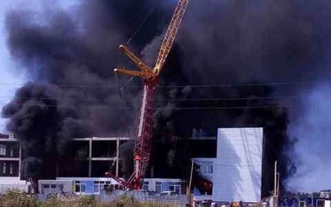 «Над домами повис черный едкий дым»: в Зуевке горит здание недостроенной школы
