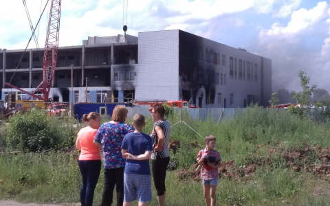 В МЧС назвали причину пожара в Зуевской школе