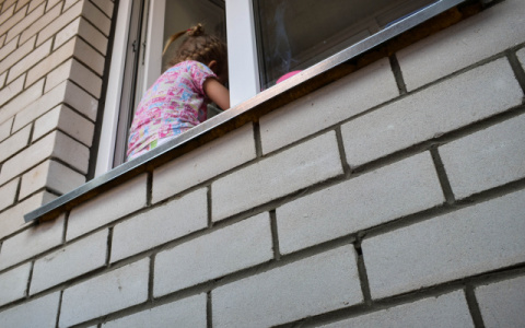 В Кирове выпала 2-летняя девочка со второго этажа и не получила травм