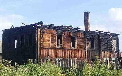 Ночью в Омутнинске сгорел многоквартирный дом: один из жильцов в тяжелом состоянии