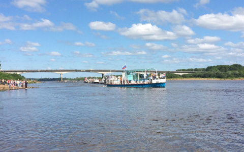 Возложение цветов и парад речных судов: в Кирове отмечают День ВМФ